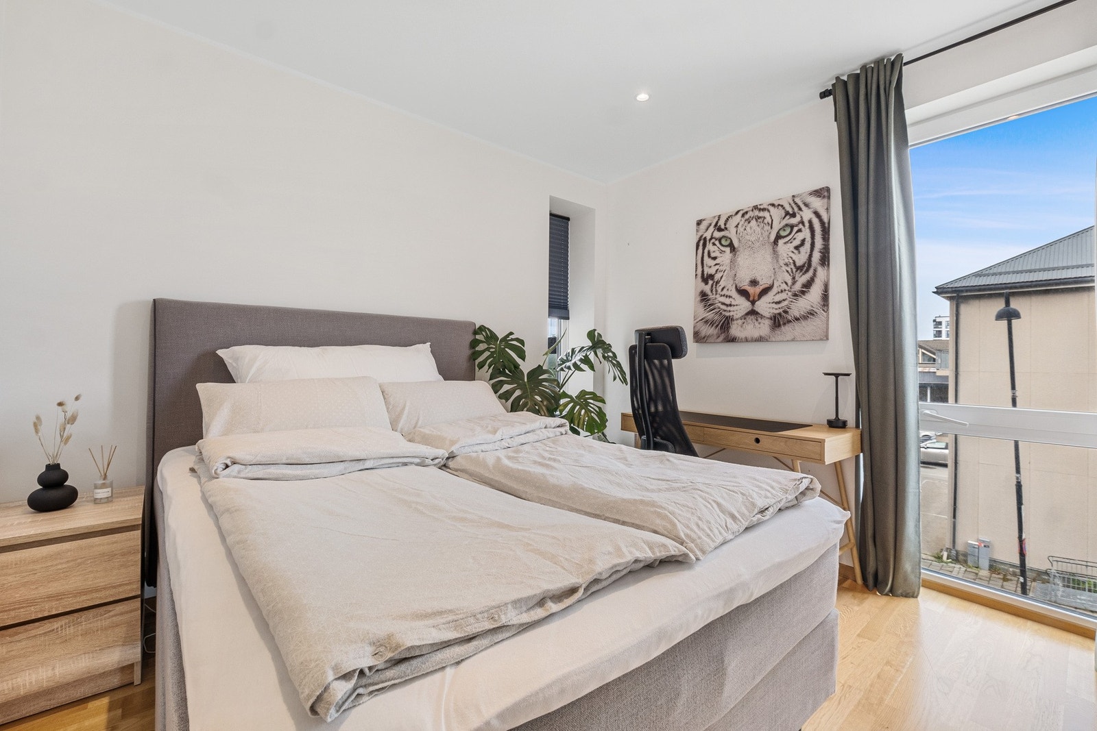 Soverommene er praktiske med plass til seng og oppbevaring Galleribilde