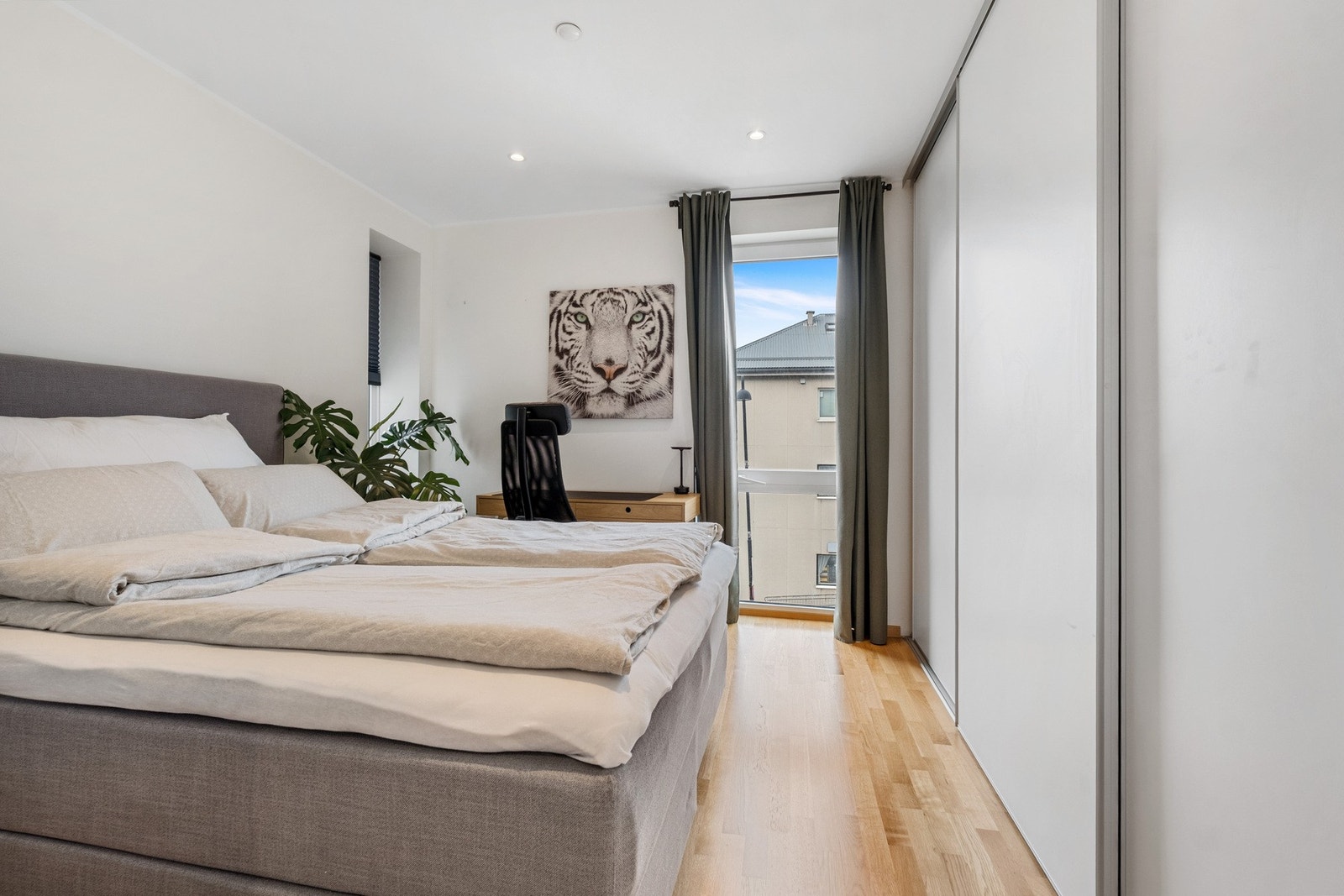 Hvert rom har nok plass til en komfortabel seng og enkle nattbord, samt mulighet for å legge til skap eller hyller for klær og personlige eiendeler. Galleribilde