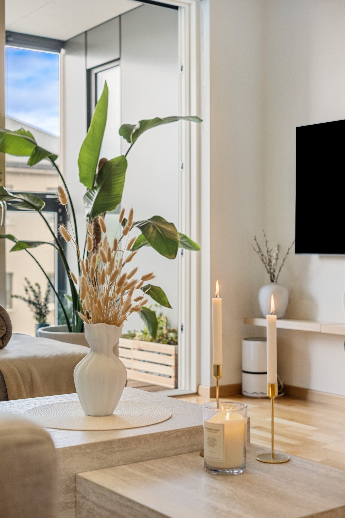 Naturlig lys fra vinduer skaper en åpen atmosfære Galleribilde