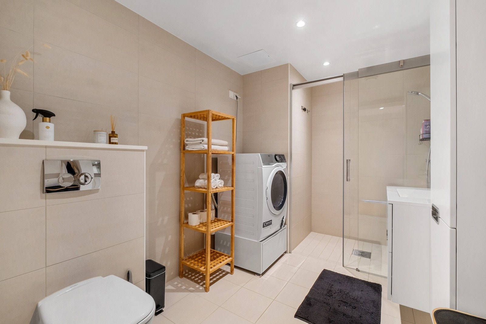 Rommet er designet for praktiske morgenvaner, med nok plass til grunnleggende stell og hygiene Galleribilde