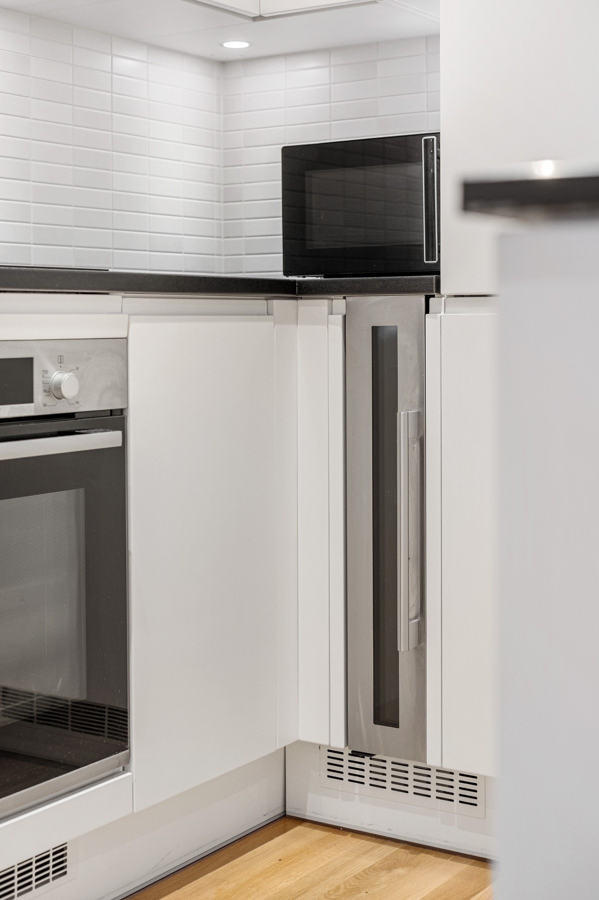 Og kan suppleres med små apparater som brødrister, kaffemaskin eller mikrobølgeovn for økt funksjonalitet Galleribilde