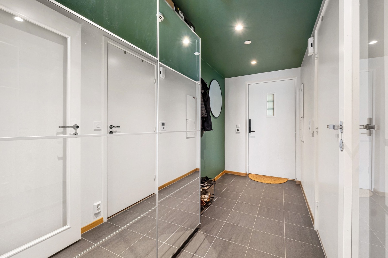 Entréen gir en praktisk velkomst med plass til sko og yttertøy, og legger til rette for et organisert hverdagsliv. Galleribilde