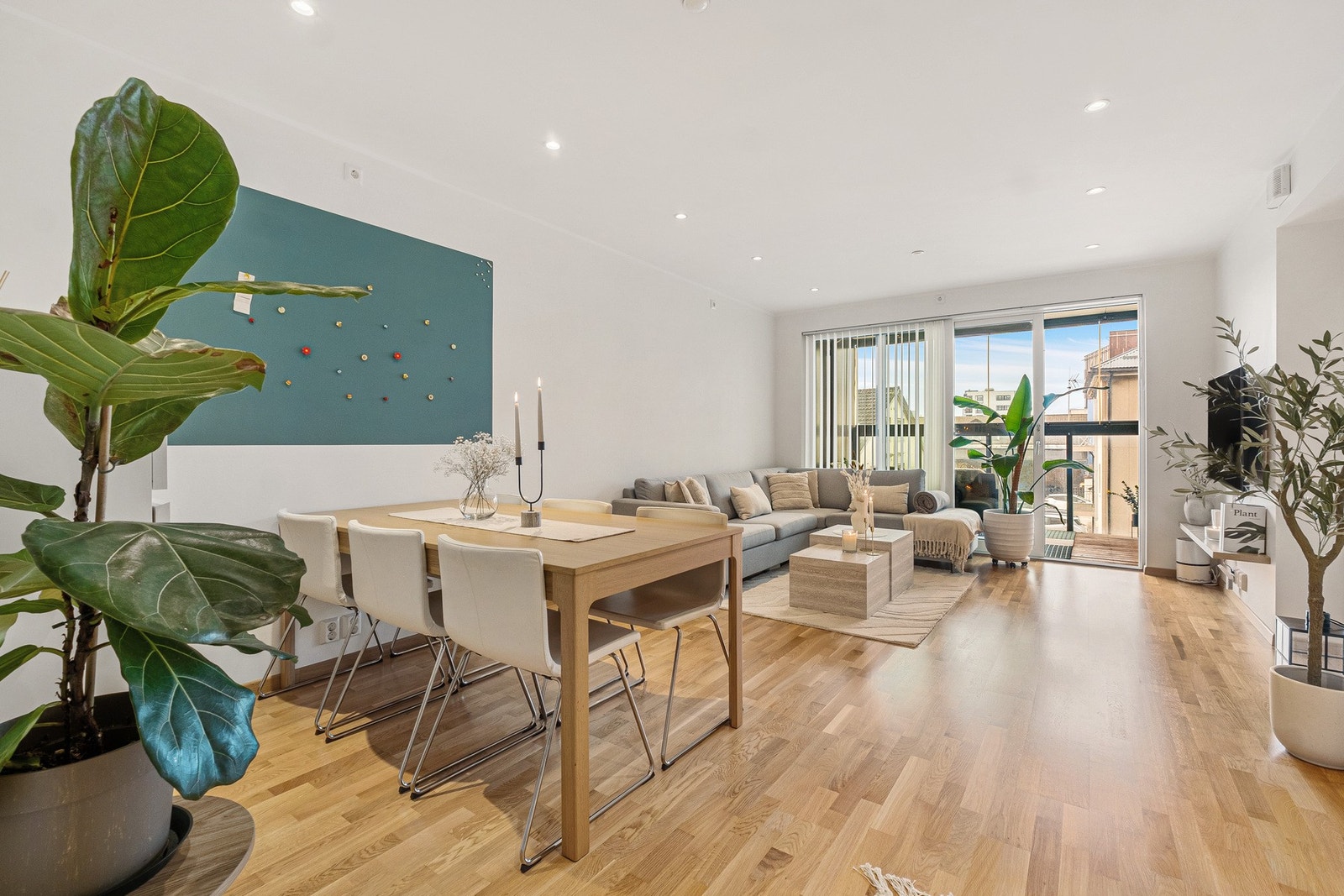 Stuen er et romslig område som gir plass til sofa og spisebord, egnet for avslapning og sosialt samvær. Galleribilde