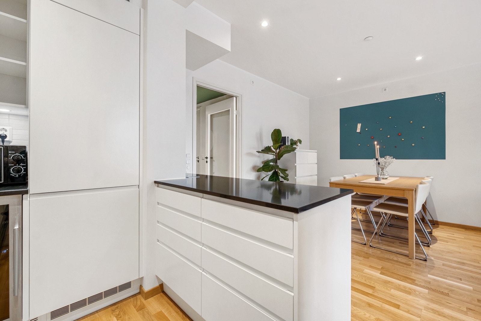 Kjøkkenet er moderne og lyst, med servant og plass til husholdningsapparater, og fungerer som et praktisk og innbydende rom for matlaging. Galleribilde