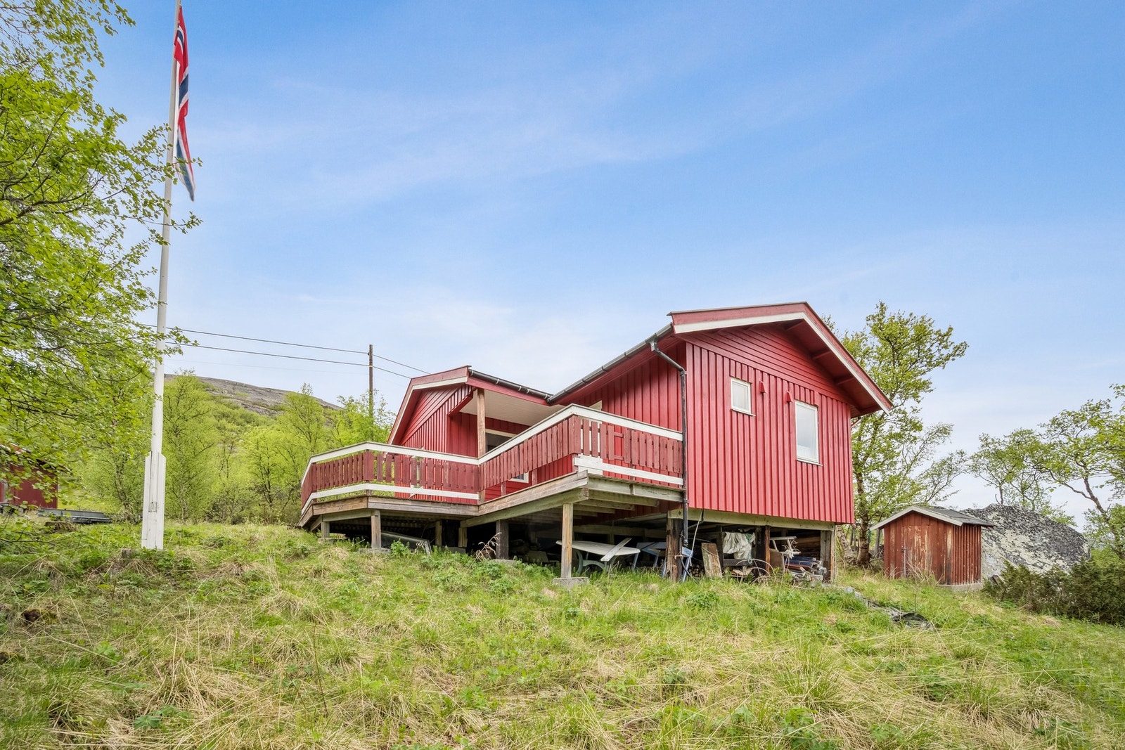 God plass til utemøbler og nyting av solrike dager Galleribilde