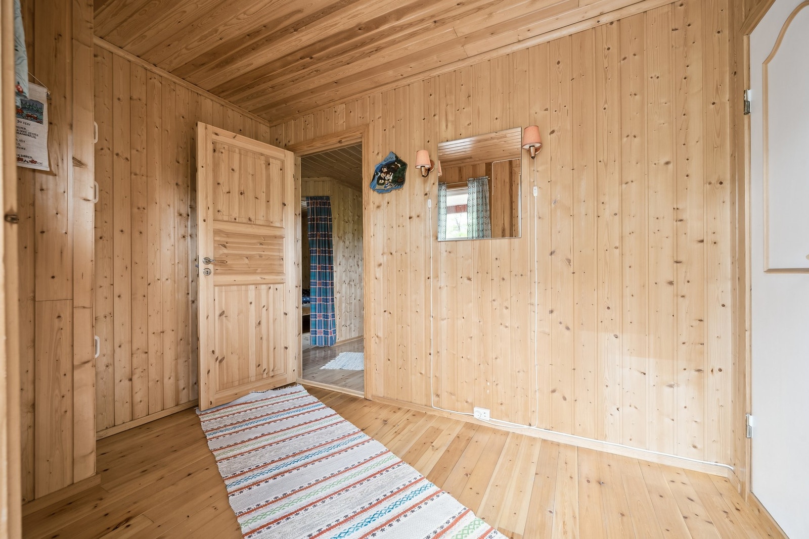 Entreèn er romslig så her er det god plass for å lage til oppbevaring av klær og sko Galleribilde