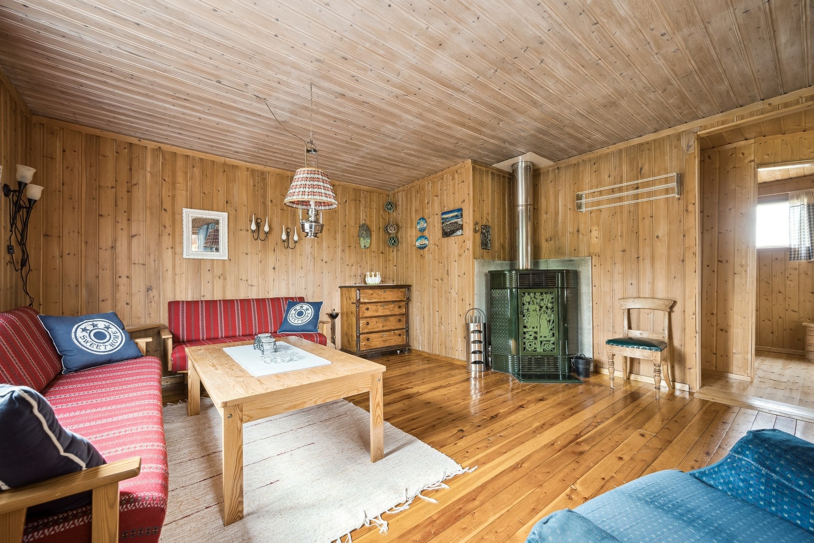 Stuen byr på god plass til stor sofagruppe Galleribilde