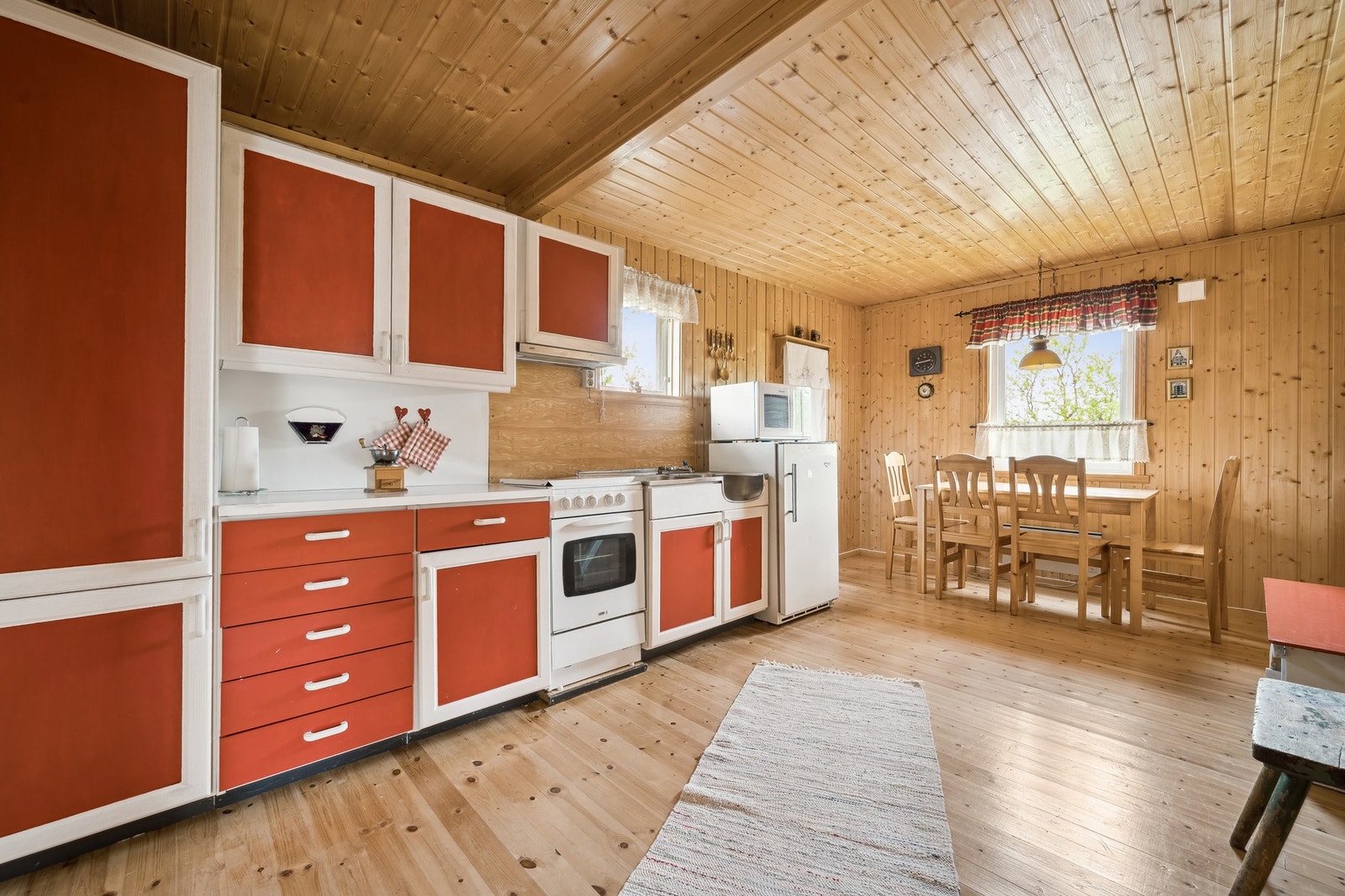 Romslig kjøkken med plass til stort spisebord - her er det enkelt å samle familie og venner til måltider Galleribilde