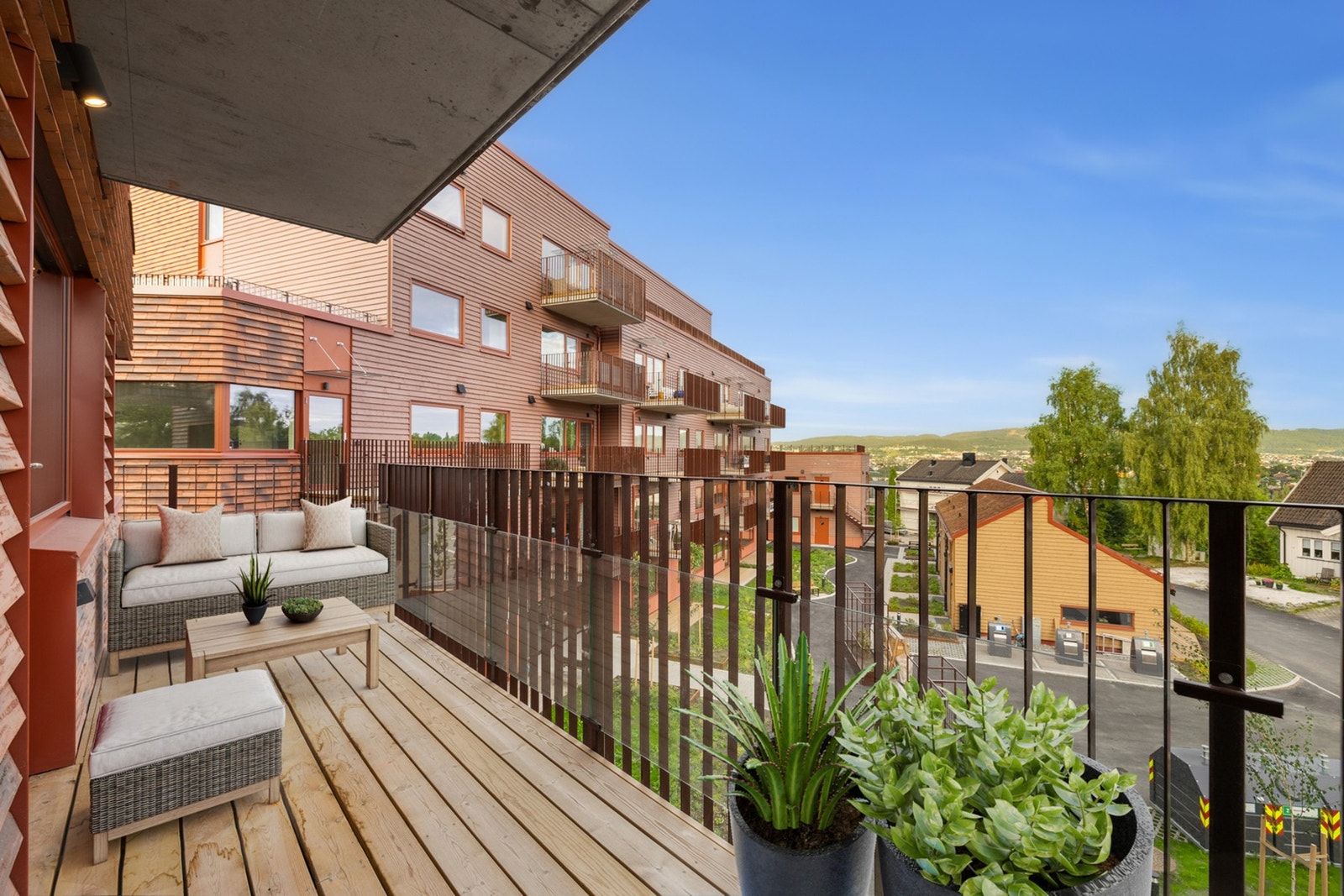 Lys og trivelig stue med god plass til sofagruppe - store vindusflater og åpen planløsning gir en luftig atmosfære, mens utgangen til østvendt balkong inviterer dagslyset inn og skaper en naturlig forlengelse av oppholdsrommet. Galleribilde