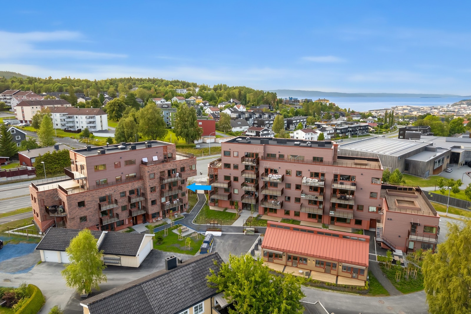 Sosialt fellesskap og nærhet til både byliv og natur. Leiligheten er helt ny og ubebodd, med stilrent kjøkken, flislagt bad med varmekabler og soverom. Galleribilde