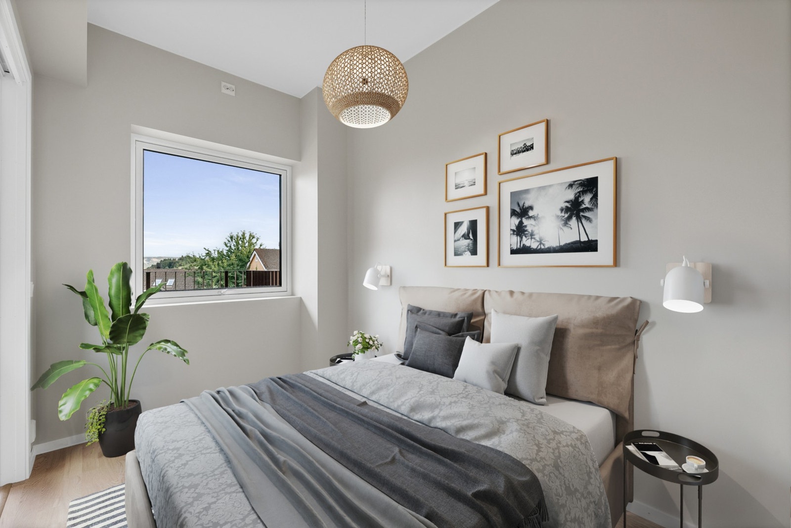 Lyst og rolig soverom med plass til dobbeltseng og garderobeløsning - store vindusflater gir godt lysinnslipp og en behagelig atmosfære. Et perfekt rom for hvile og avslapning. Galleribilde