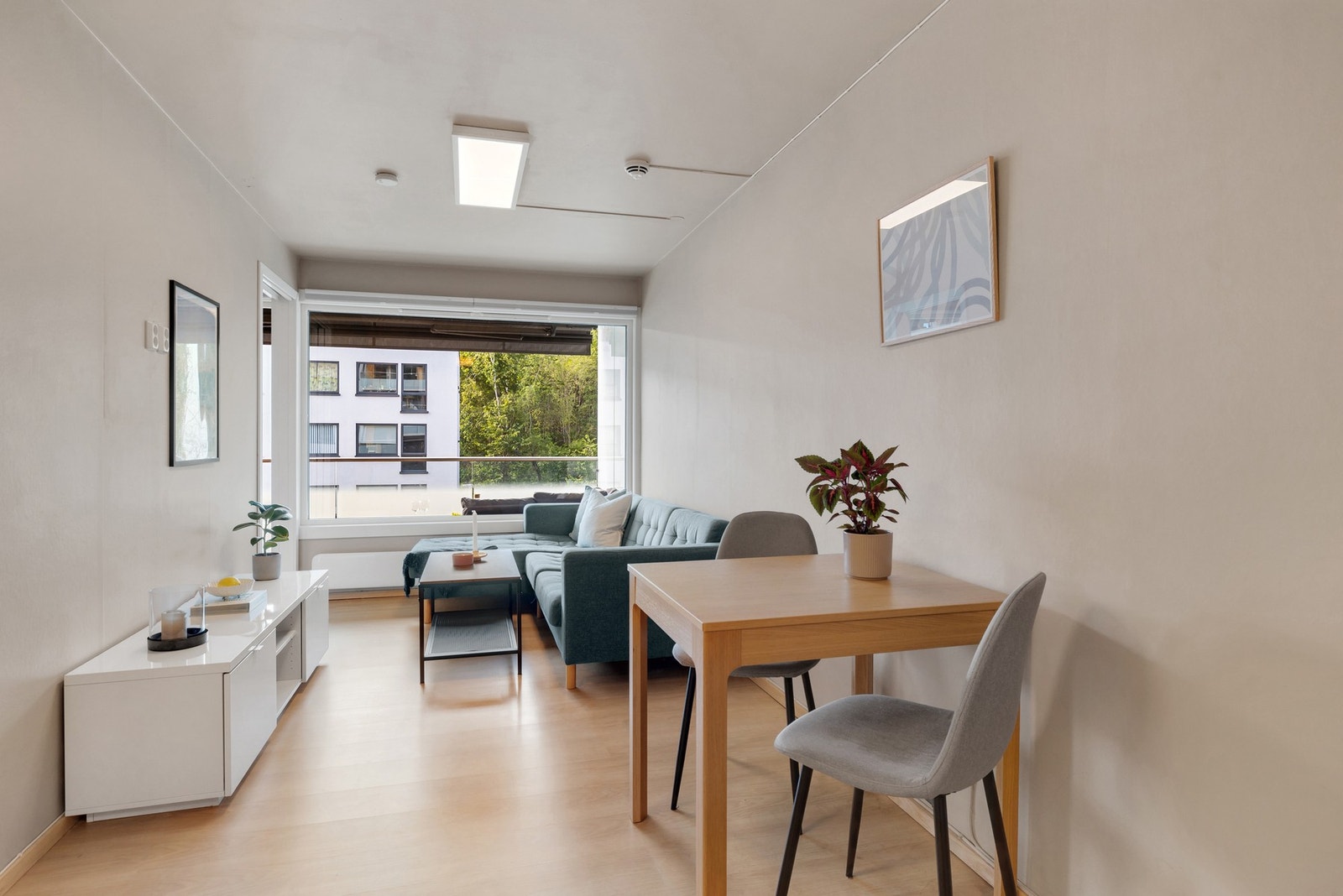 Plass til et koselig spisebord hvor man kan nyte et herlig måltid med venner og familie. Galleribilde