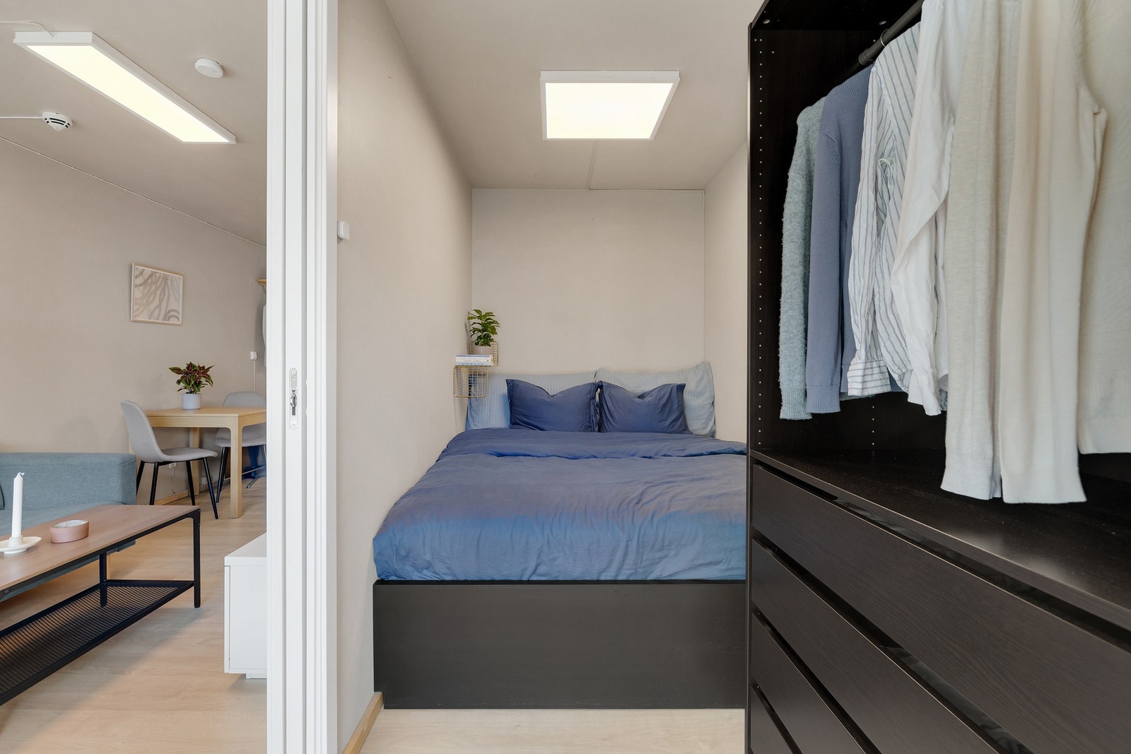 Pent soverom med plass til dobbeltseng og garderobeskap. Galleribilde