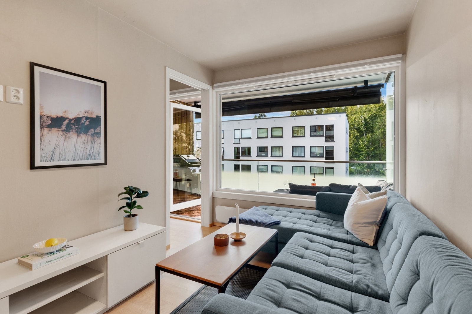 Stuen er lys og moderne med god plass til sofa med tilhørende møblement. Galleribilde