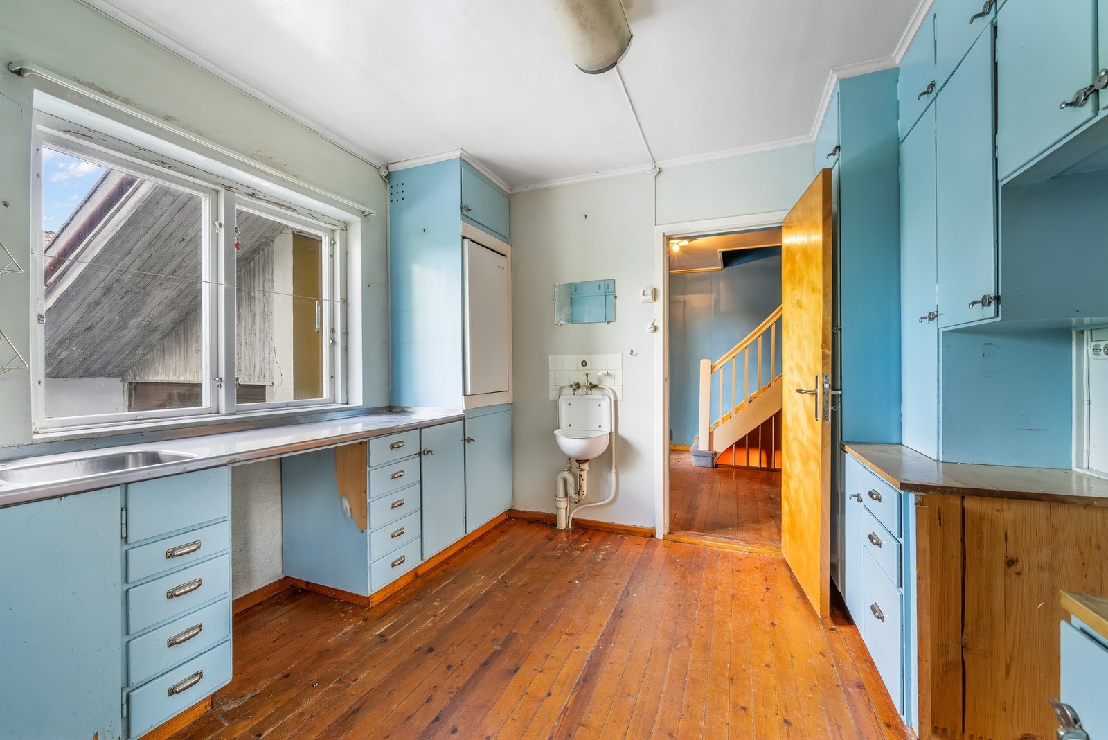 Kjøkkenet har plassbygd innredning fra byggetid Galleribilde