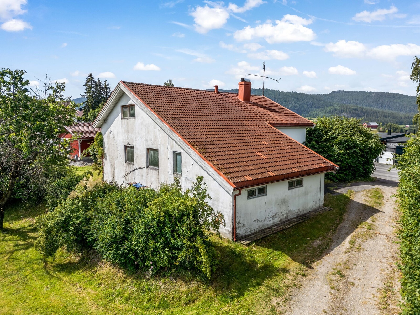 Eneboligen er i dårlig forfatning og må ses på som ett totalt oppussingsprosjekt - mulig rivingsprosjekt for eventuelt å bygg nytt. Galleribilde