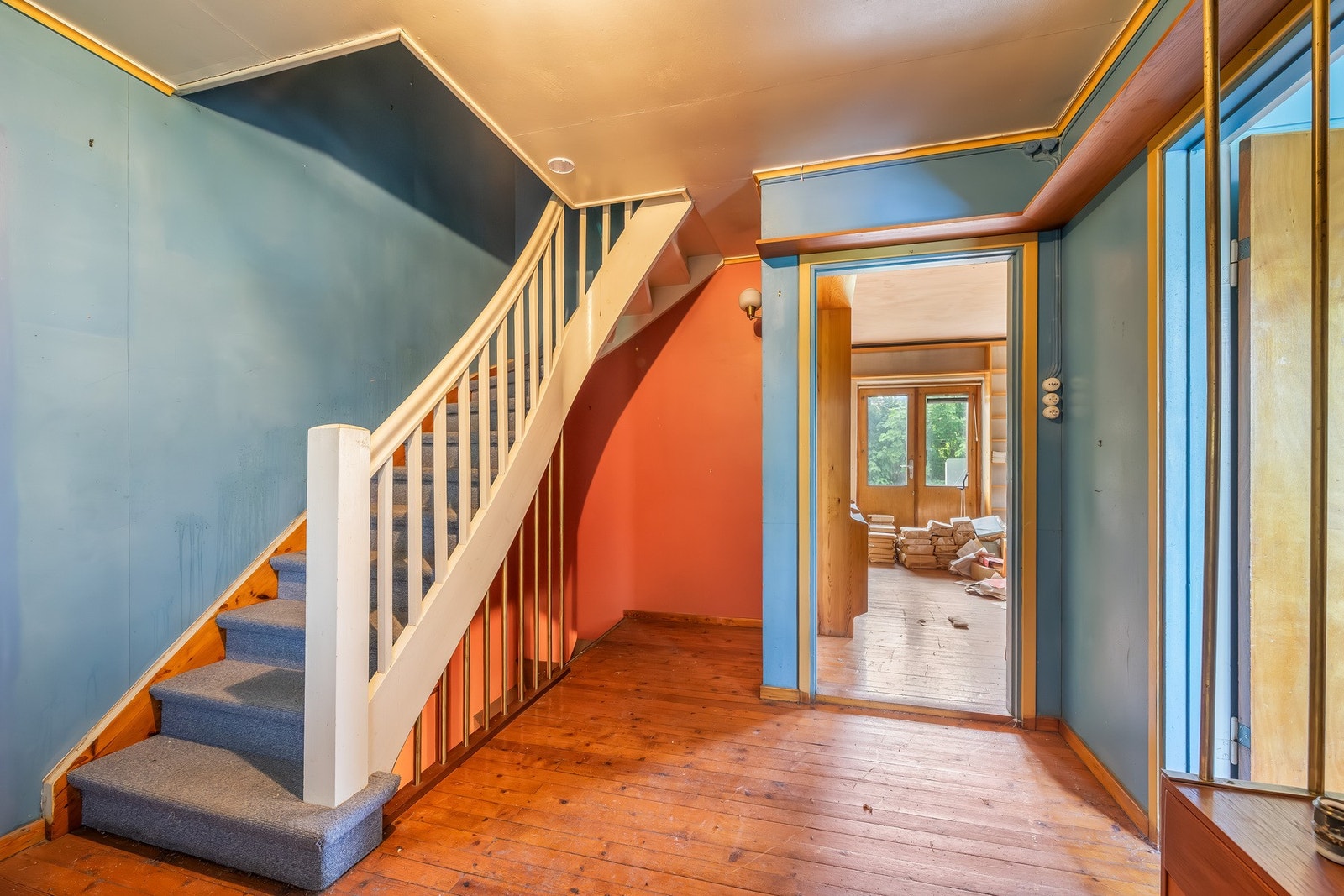 Inngangsparti med hall/trappegang Galleribilde