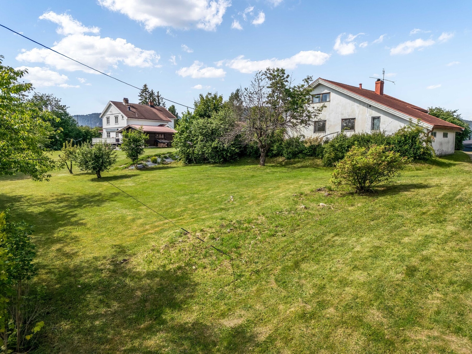 Med eiendommen kan det følge med ei ekstra tomt som grenser inntil og som er skilt ut med eget bnr. Galleribilde