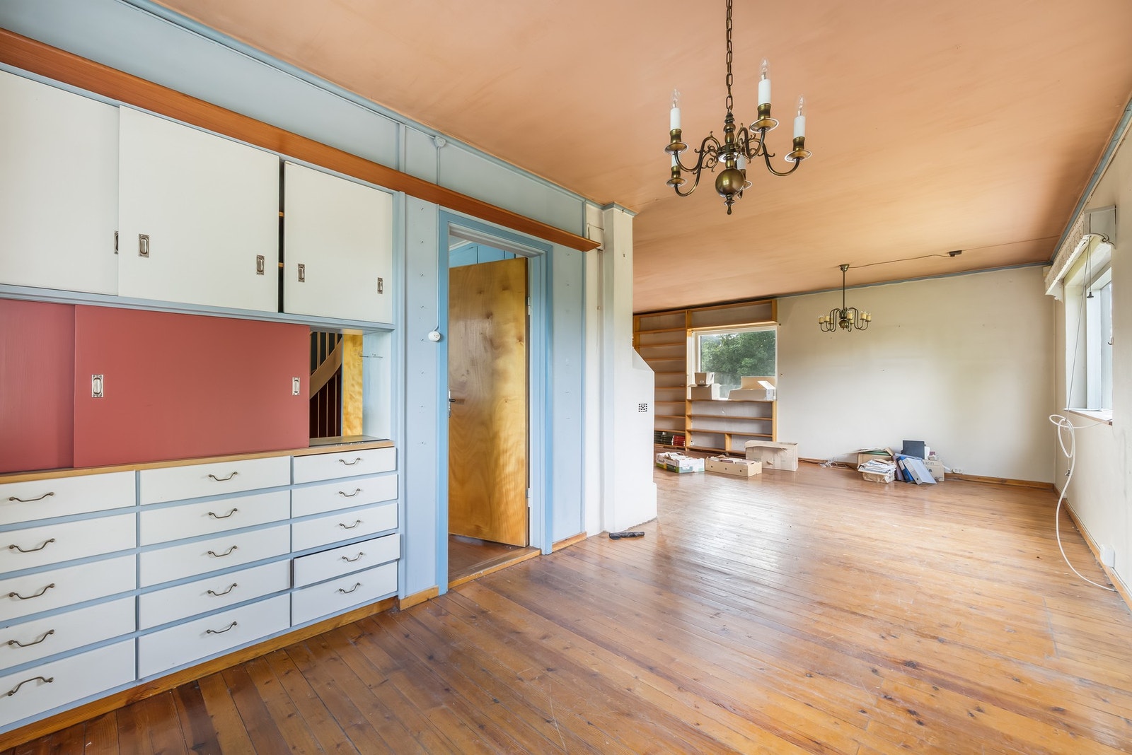 Stue med innredning inn mot kjøkkenet. Galleribilde