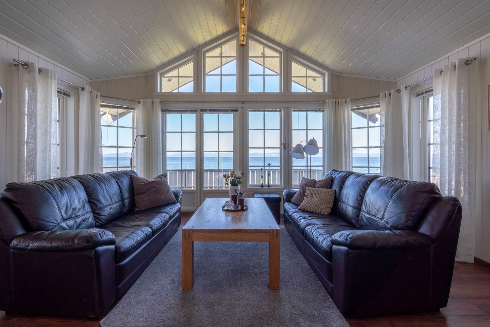 Stue, med stor takhøyde og fantastisk utsikt Galleribilde