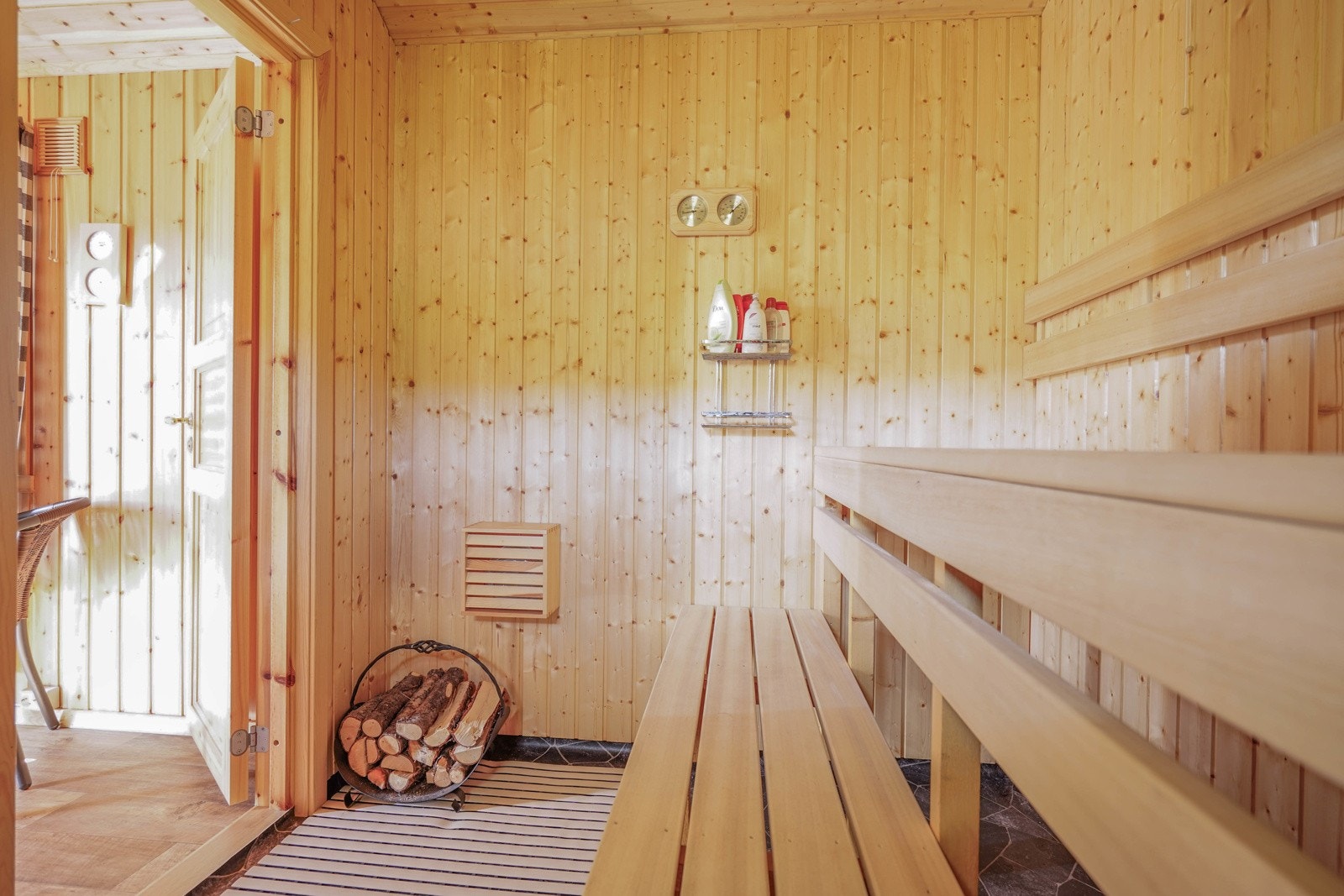 Badstuen sett mot inngang Galleribilde