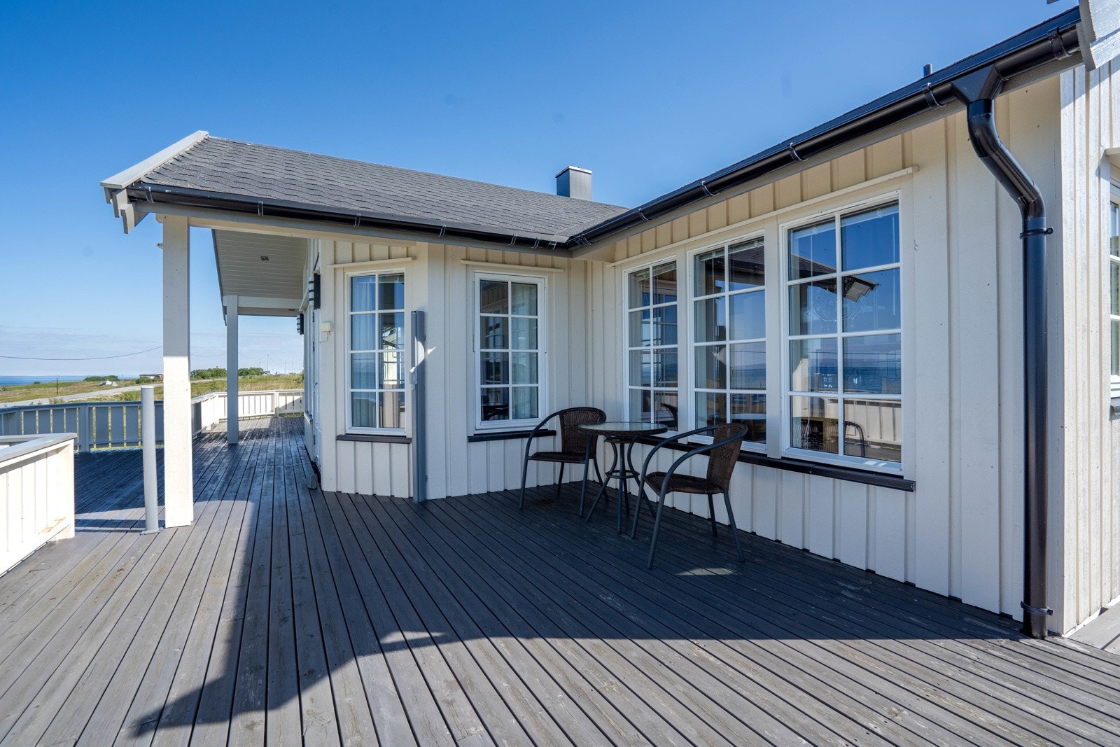 En attraktiv hytte med to anneks, grillhus og en stor garasje Galleribilde