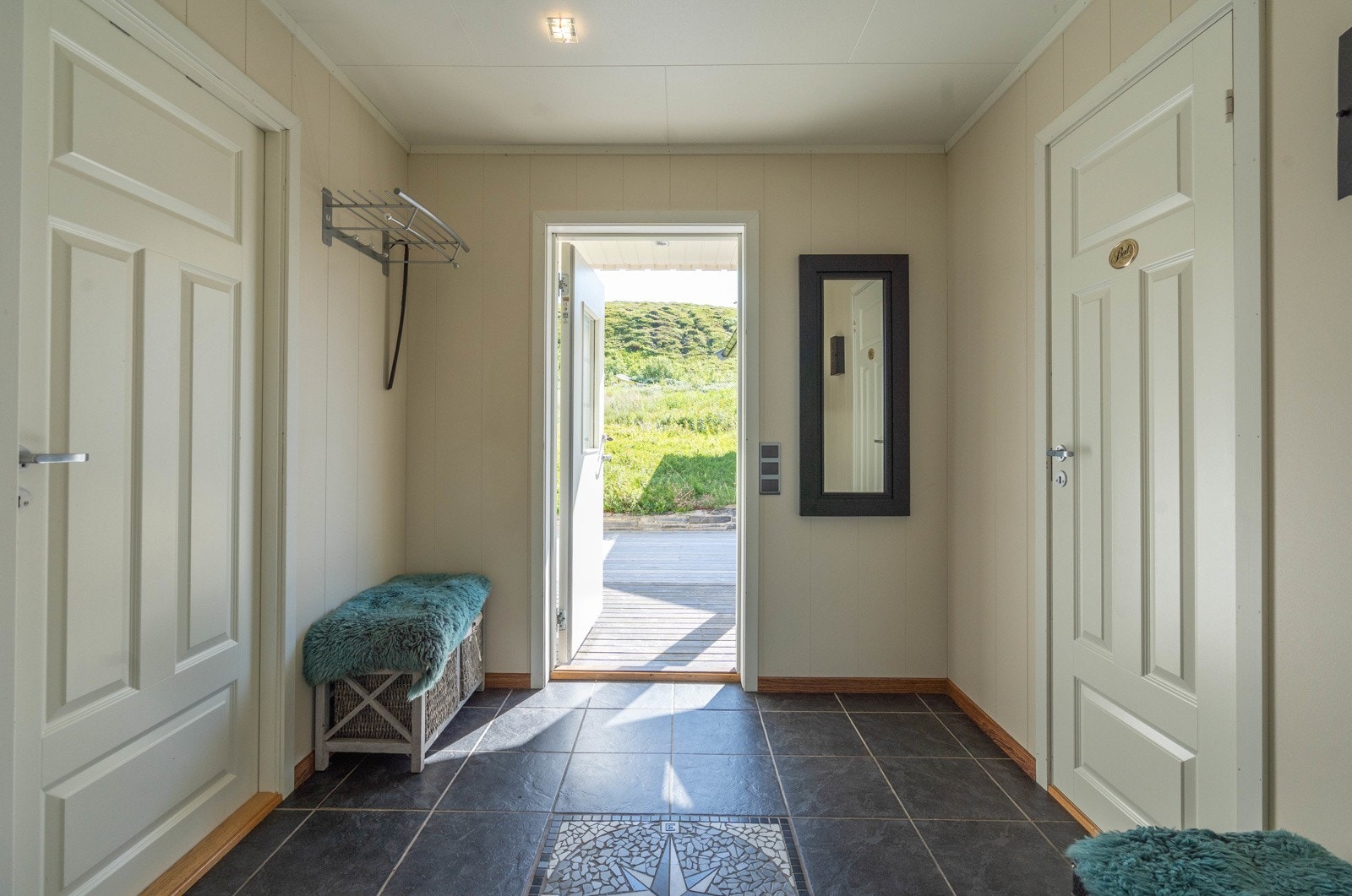 Gang, vaskeromt til venstre og bad til høyre Galleribilde