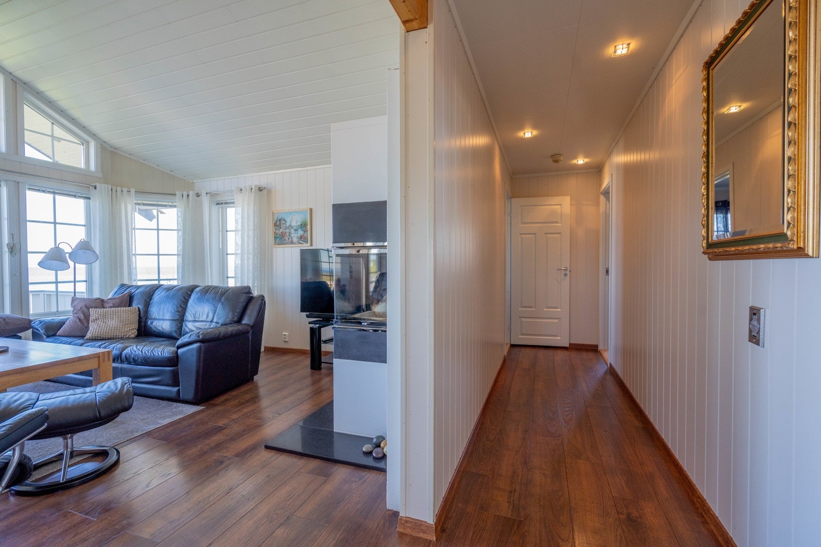 Stuen og gangsone, sett mot soverom Galleribilde