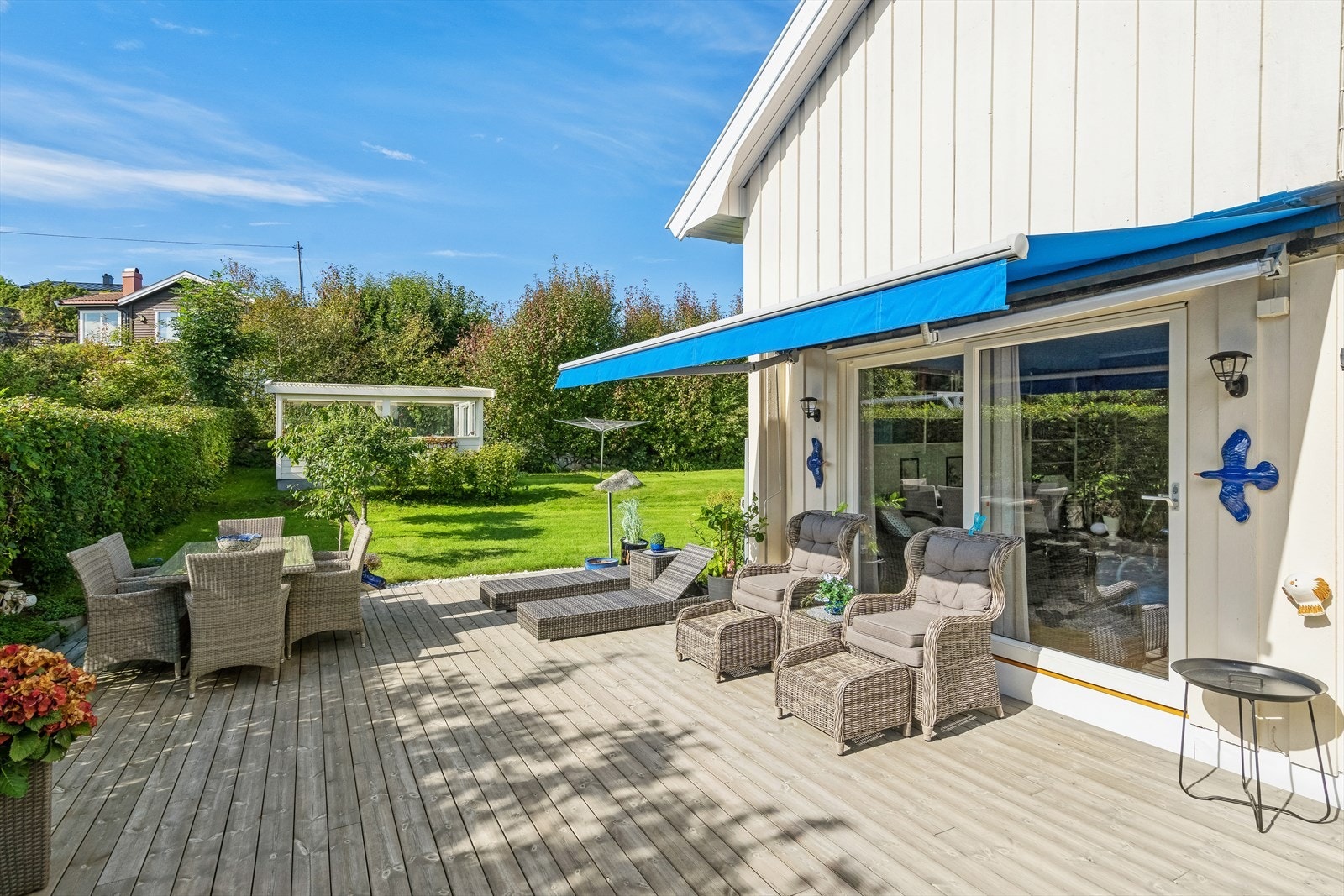 Stor veranda med dør inn til stua i 1. etg. Galleribilde