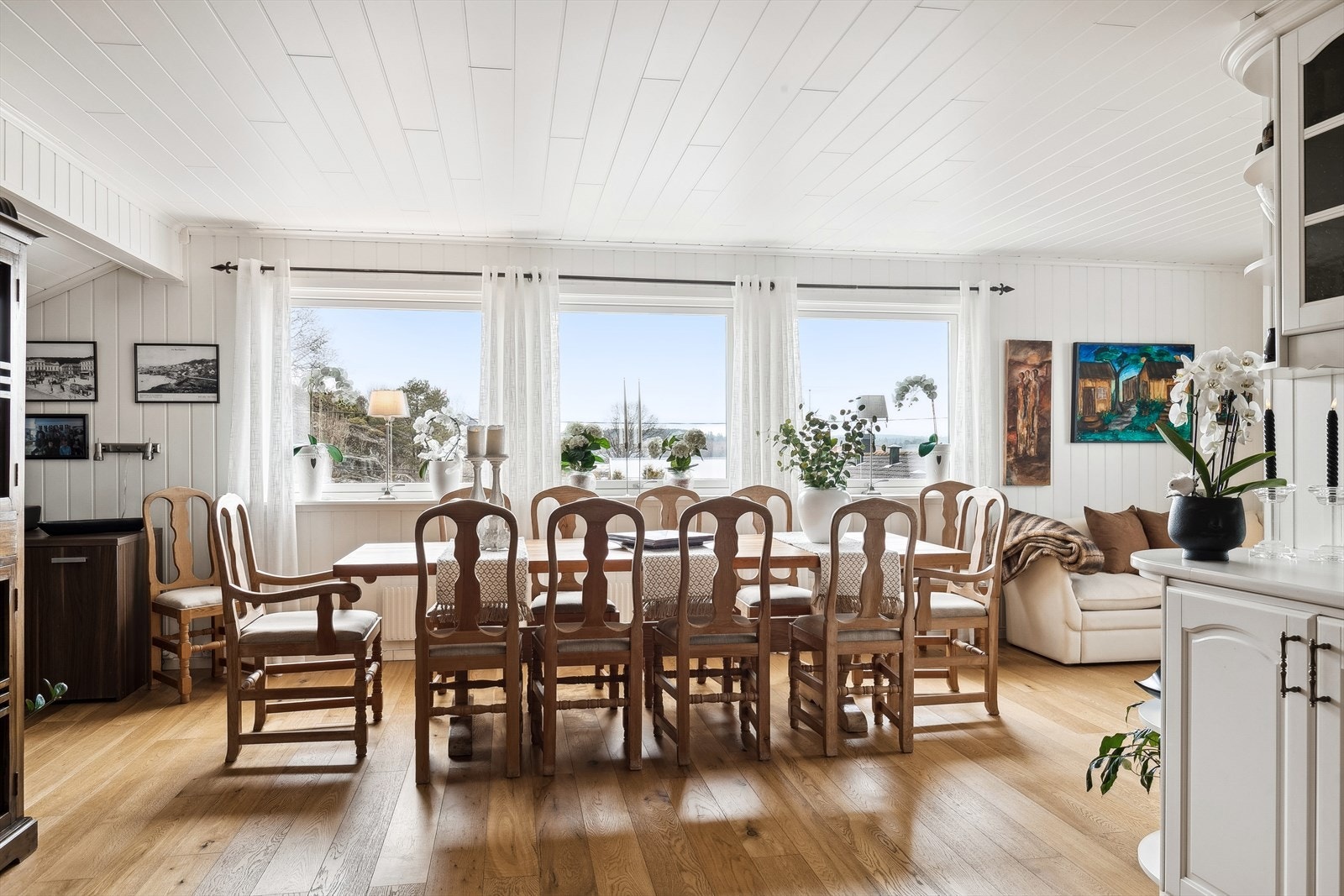 Om ikke hele familien har plass rundt spisebordet ser du at det er god nok plass til et enda lengere bord. Galleribilde