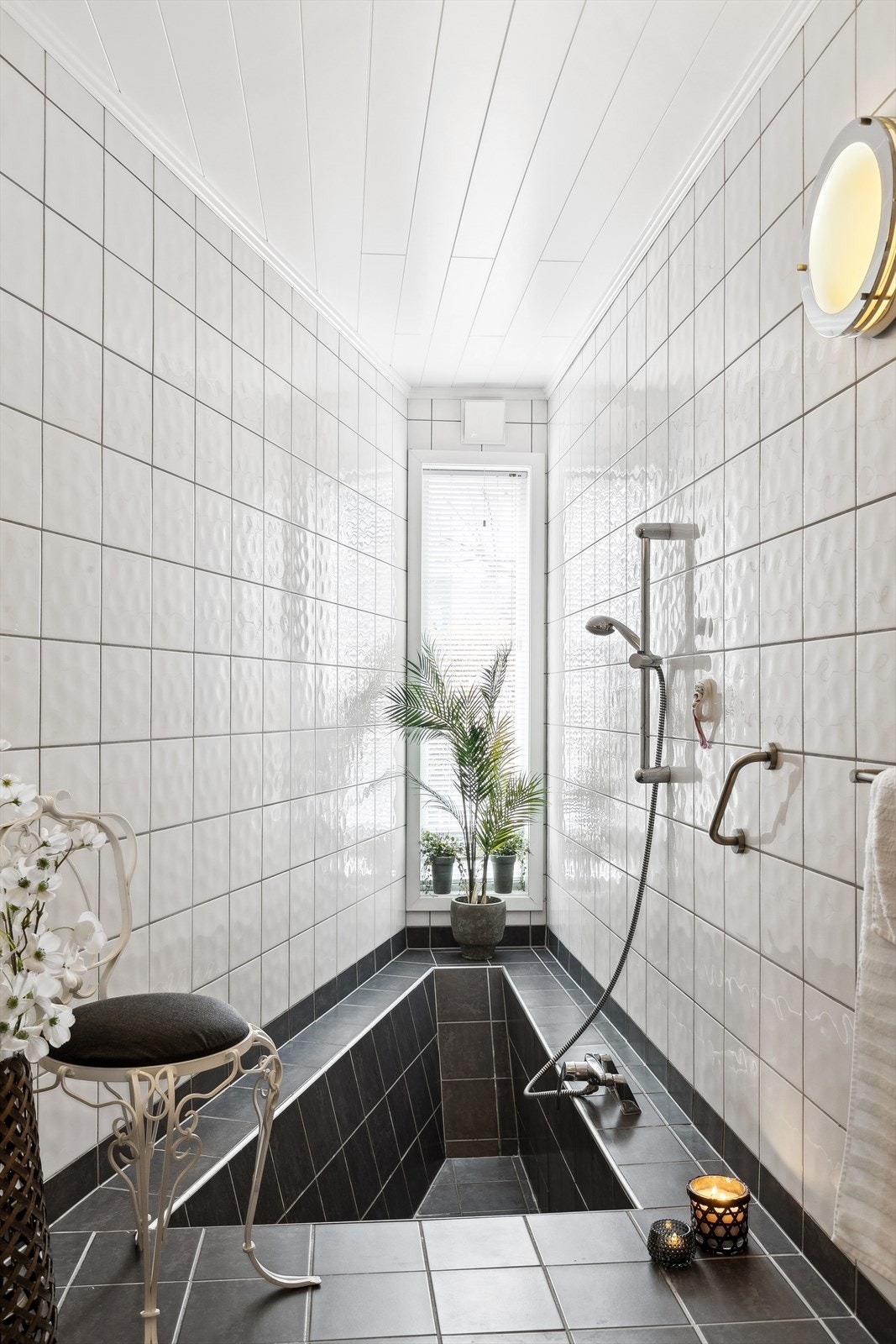 En kreativ måte å bruke et rom med ellers ganske uvanlige vinkler Galleribilde