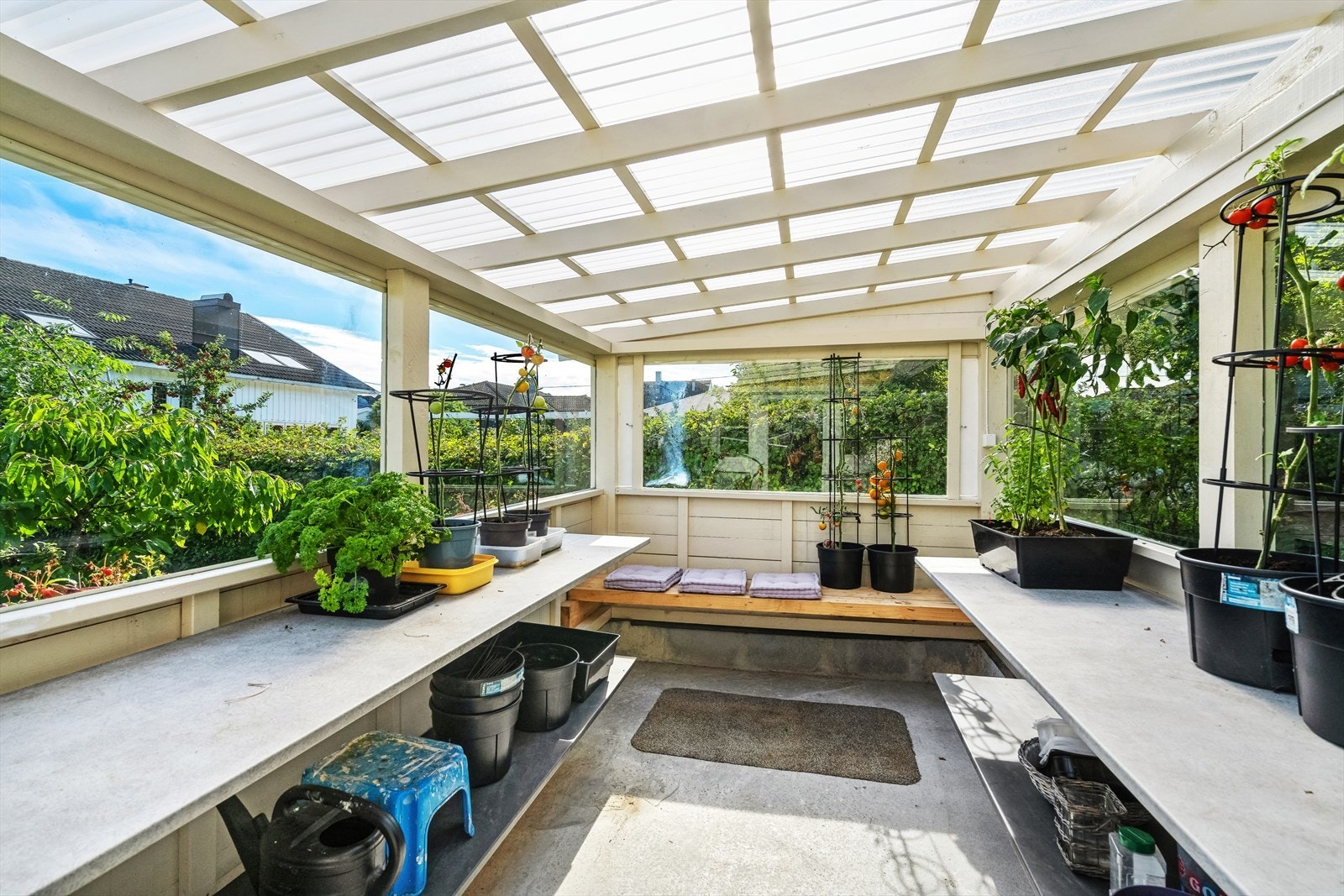 Eiendommen har også et eget drivhus så her kan du sjekke om du har grønne fingre Galleribilde