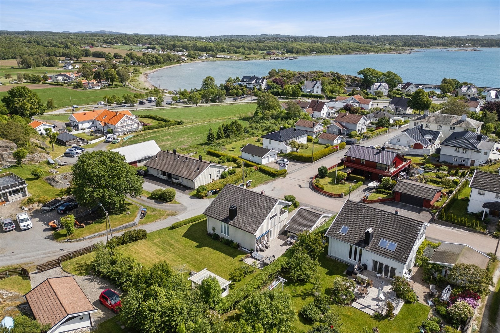 Ikke lange gåturen ned til stranda og brygga Galleribilde