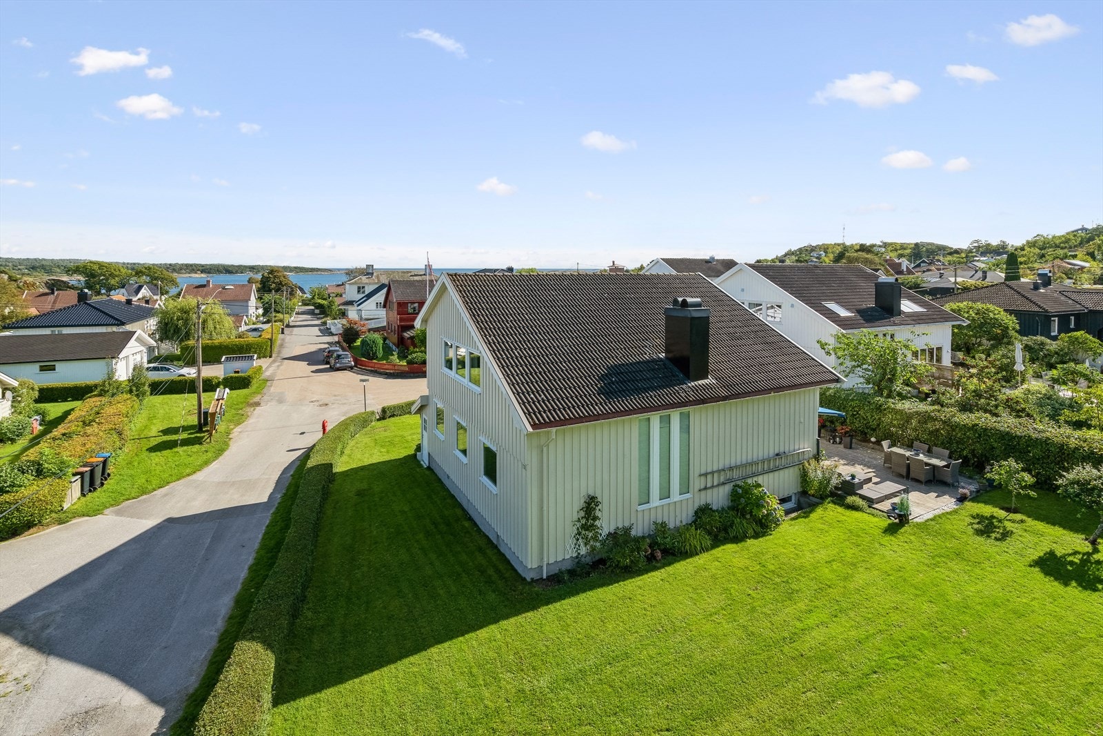 Flott hage som strekker seg rundt hele boligen Galleribilde