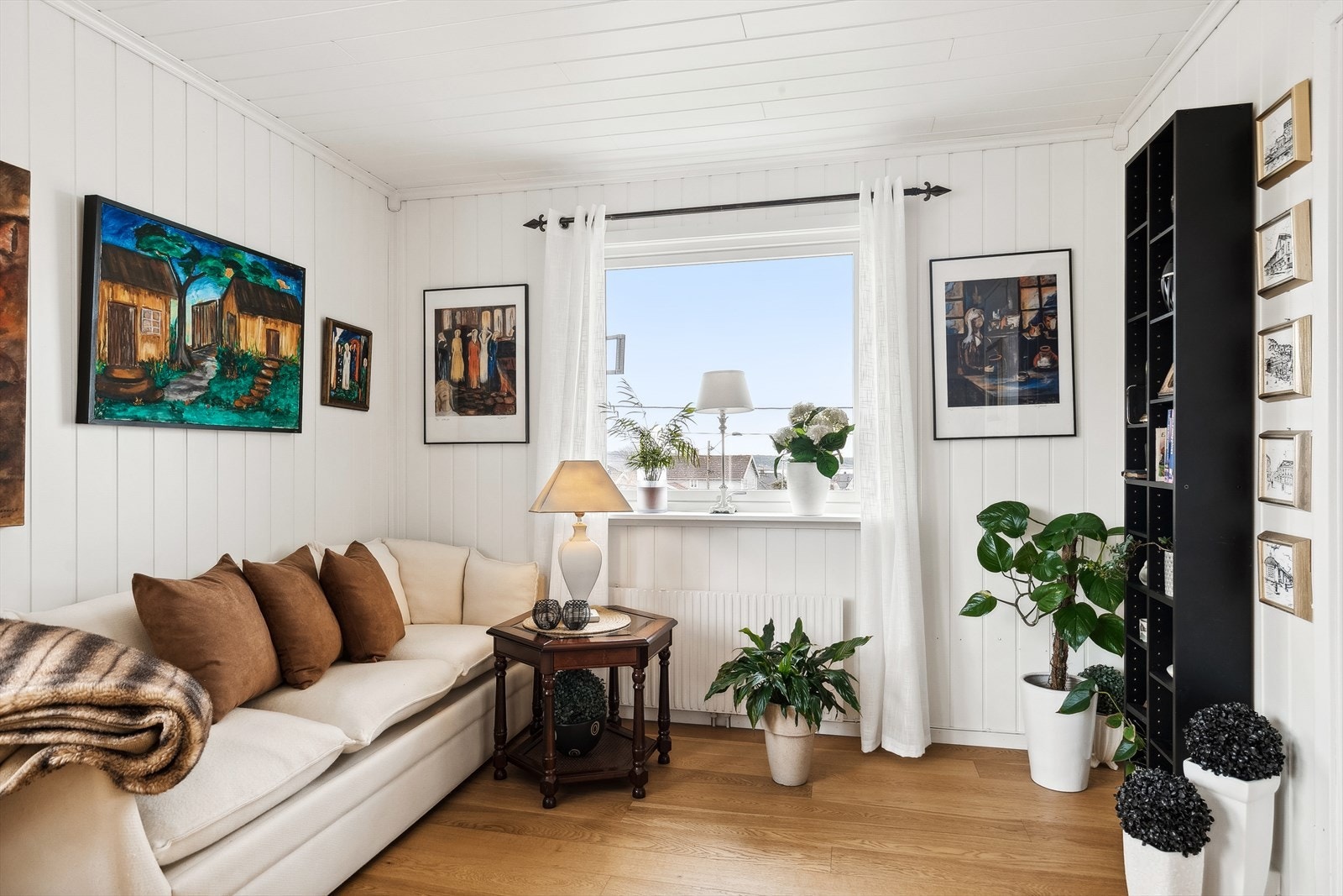 Topp etasjen har to stuer/ sittegrupper. Denne ser veldig fristende ut som et sted å ta middagsluren Galleribilde