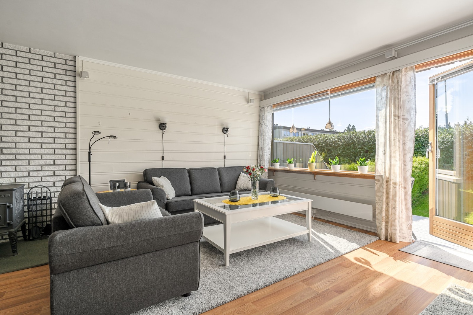 Åpen løsning med direkte tilgang fra stue til uteområde. Galleribilde