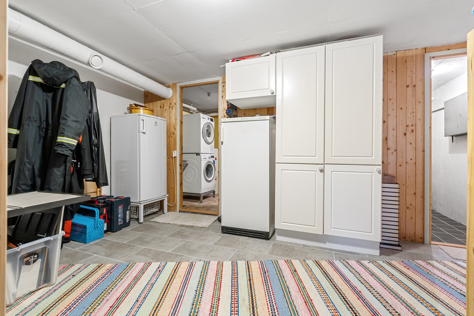 Praktisk kjellergang med fleksible oppbevaringsløsninger. Galleribilde