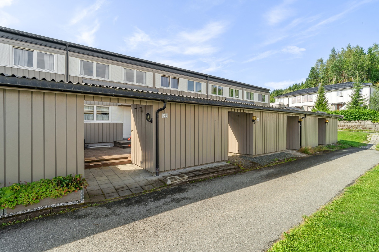 Boligen ligger i et særdeles barnevennlig boligområde på Huseby med gangavstand til barnehage, barne- og ungdomsskole og videregående skole. Galleribilde