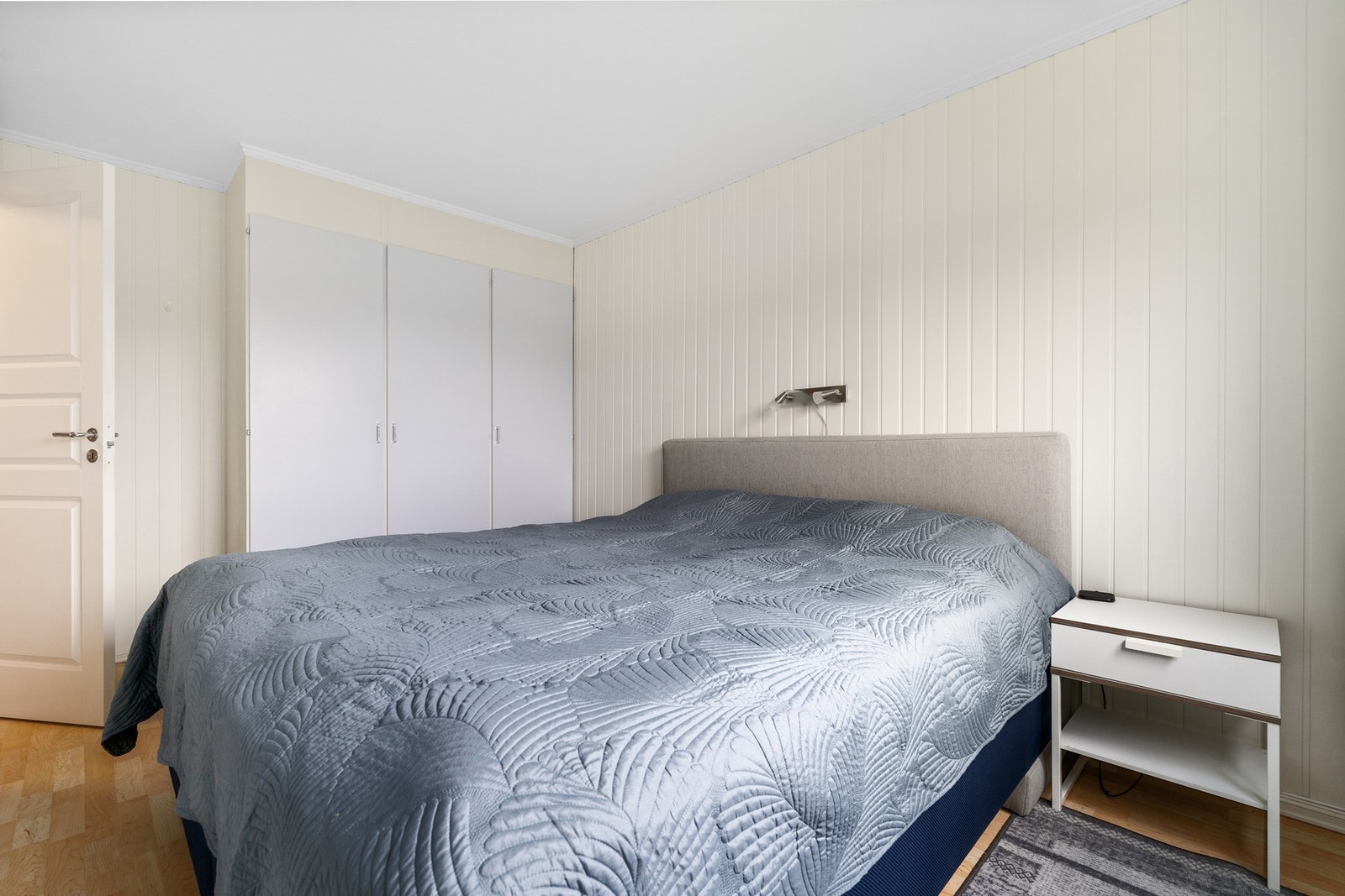 Romslig soverom på 11,5 m² med god plass til dobbeltseng samt praktiske oppbevaringsløsninger. Galleribilde