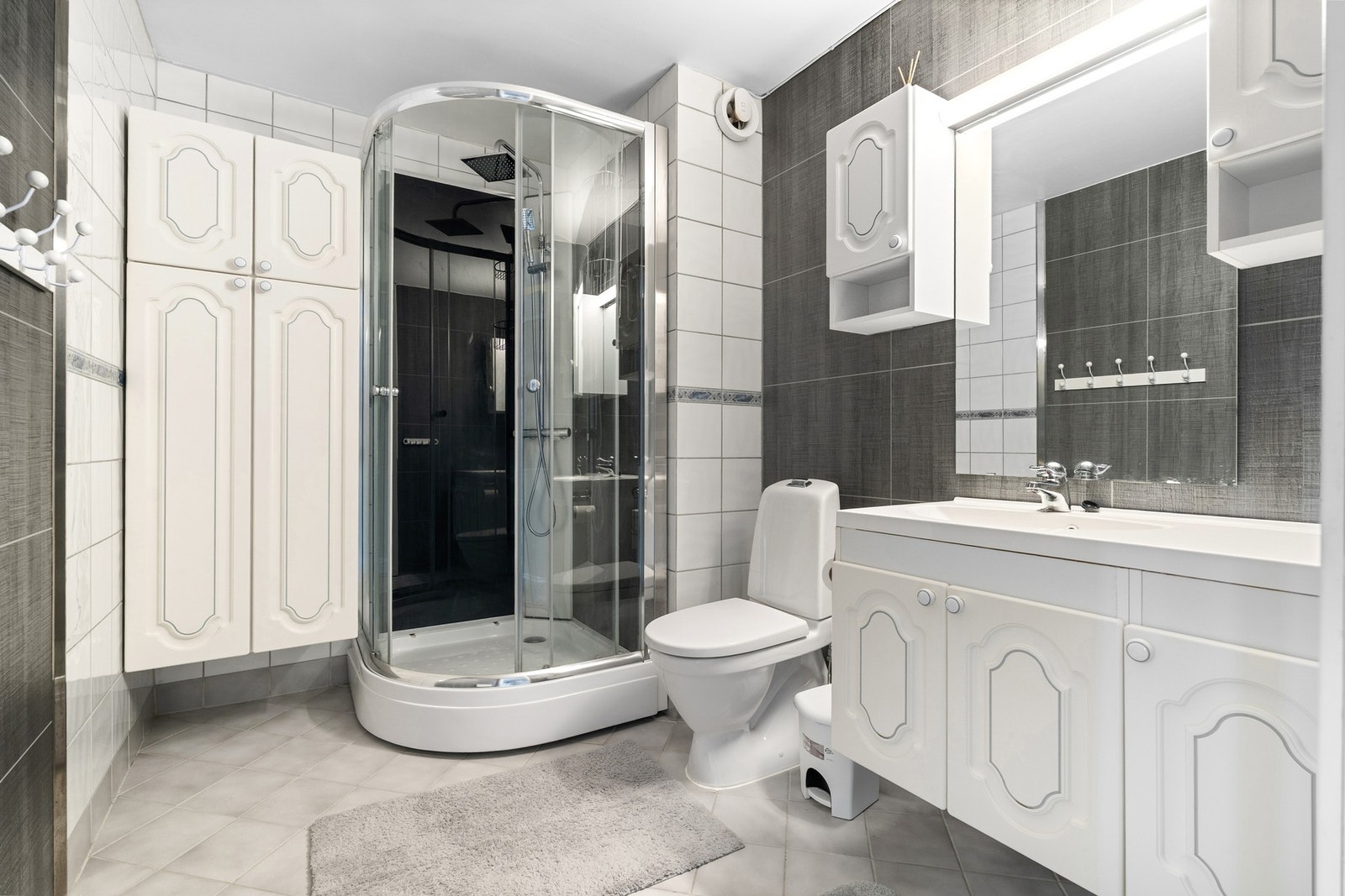 Pent flislagt bad i 2. etasje. Galleribilde