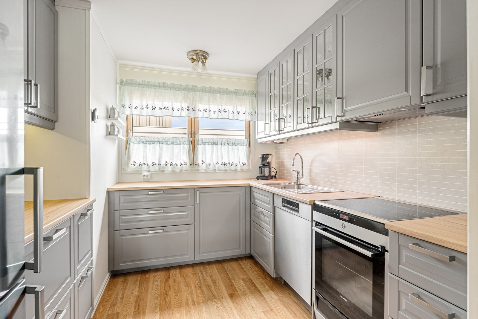 Kjøkkenet holder en god standard og har mye skap- og benkeplass. Perfekt for de som er glad i matlaging! Galleribilde