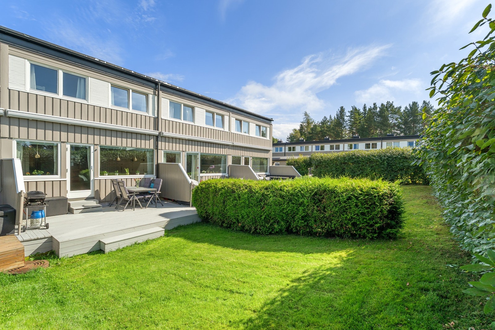 Pent og velholdt rekkehus over tre plan med attraktiv beliggenhet på Huseby. Galleribilde