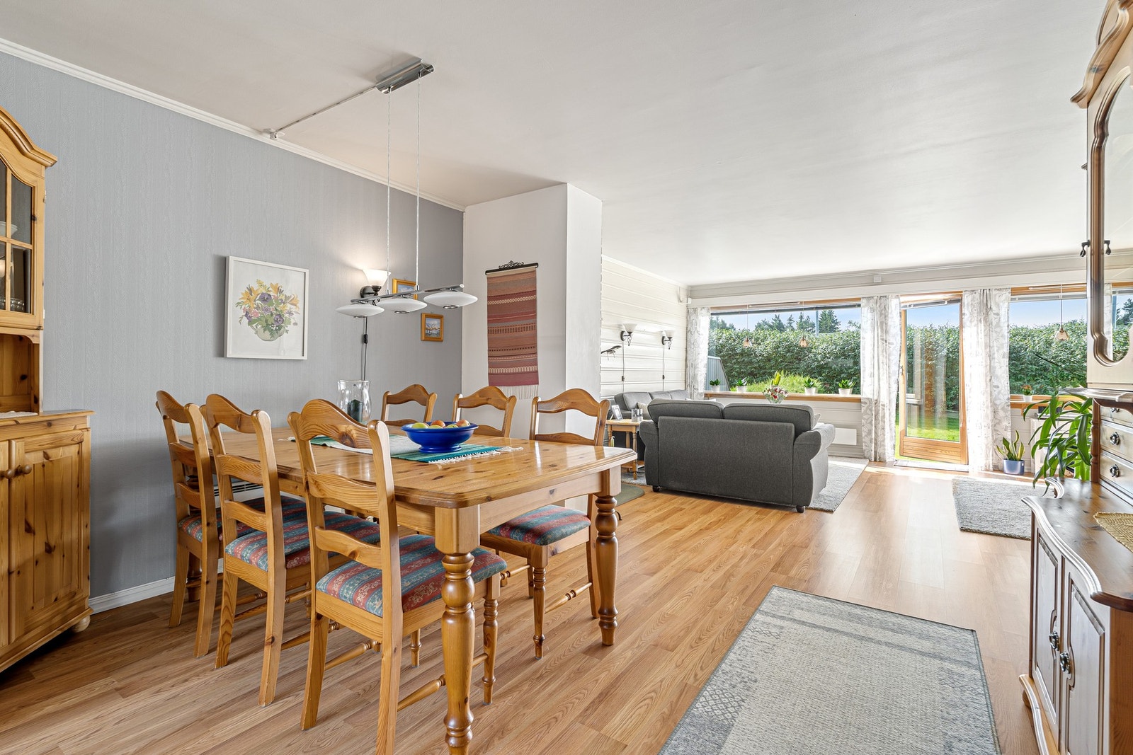 Stuen er lys og gjennomgående med store vindusflater i begge ender. Galleribilde