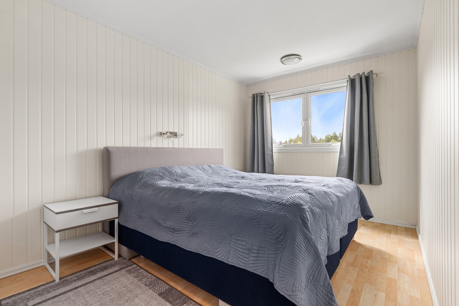 Store vindusflater som bærer inn naturlig lys. Galleribilde