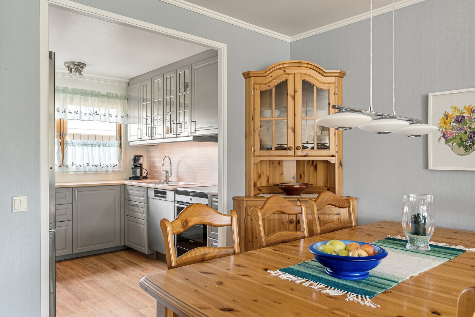 Mellom stue og kjøkken finner spisebordet sin naturlige plassering. Her er det gode muligheter for å innrede med et større langbord for sosiale sammenkomster. Galleribilde