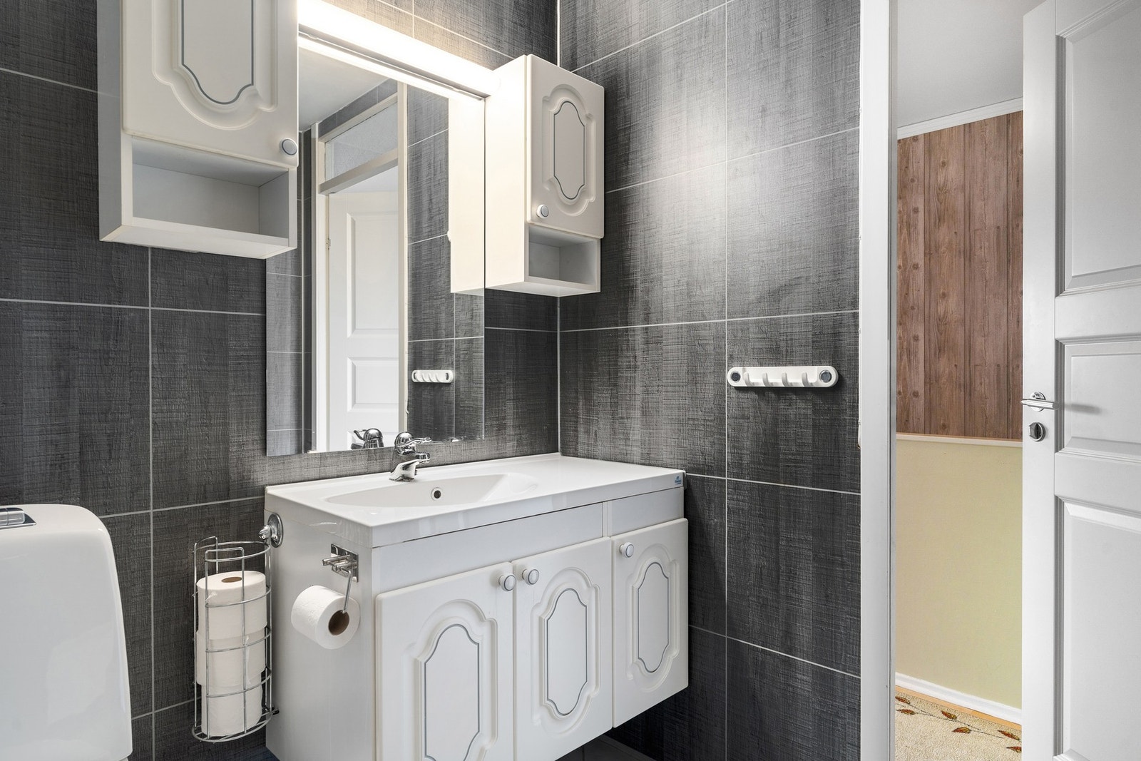 Servant i skap. Galleribilde