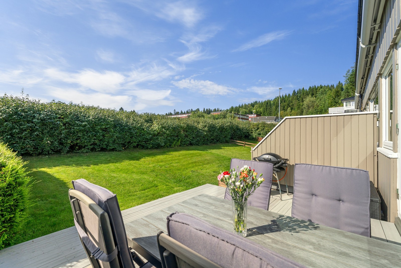 Boligen har flere solrike uteplasser som gir perfekte rammer for hyggelige stunder med venner og familie. Galleribilde