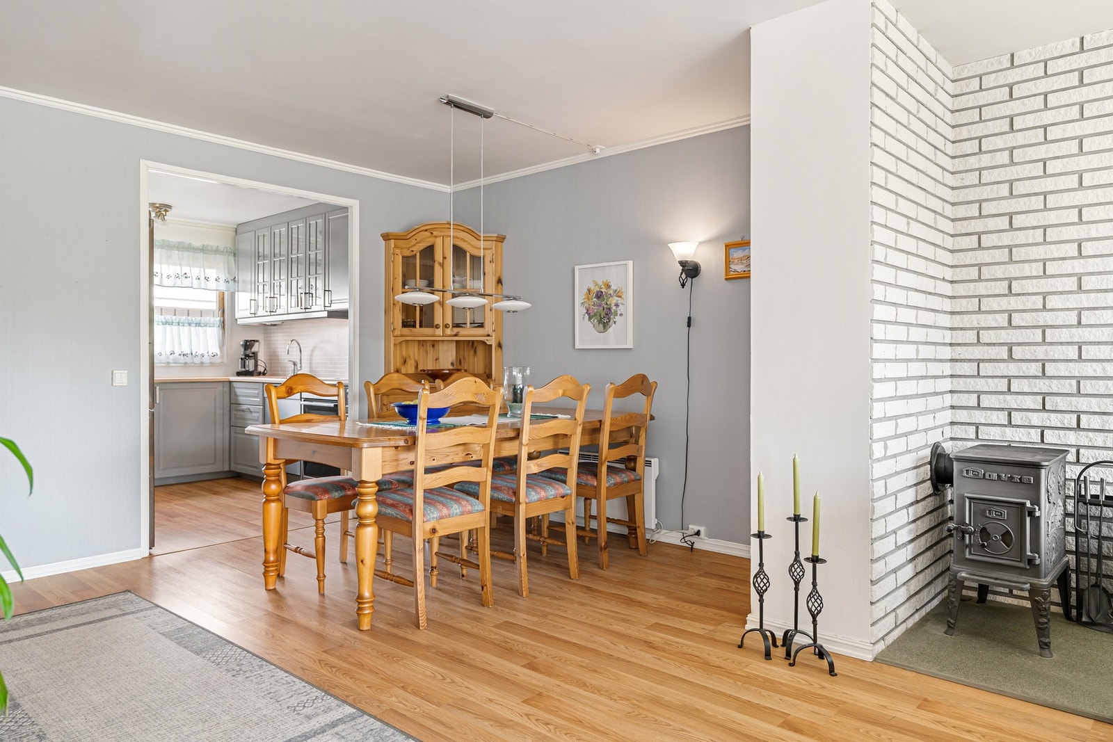 Boligen byr på en behagelig og energieffektiv oppvarmingsløsning gjennom vedfyring, som skaper en lun og komfortabel atmosfære. Galleribilde