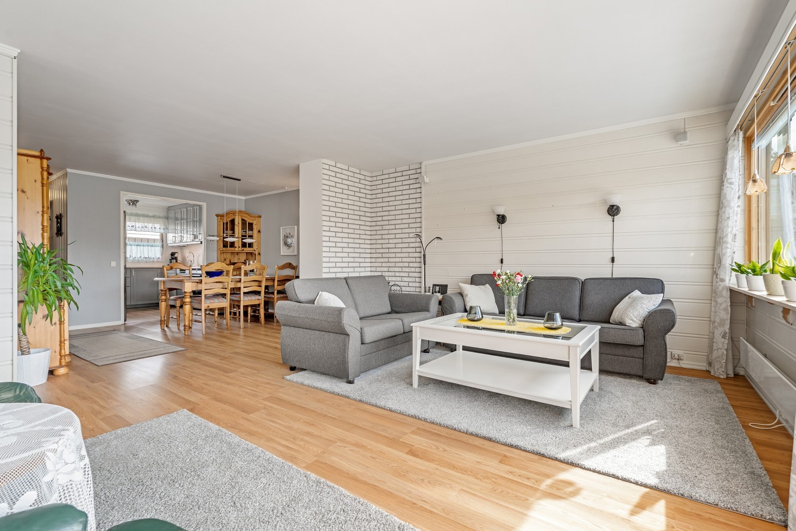 Stor og innbydende stue med plass til både sofagruppe og ekstra sittegrupper. Galleribilde