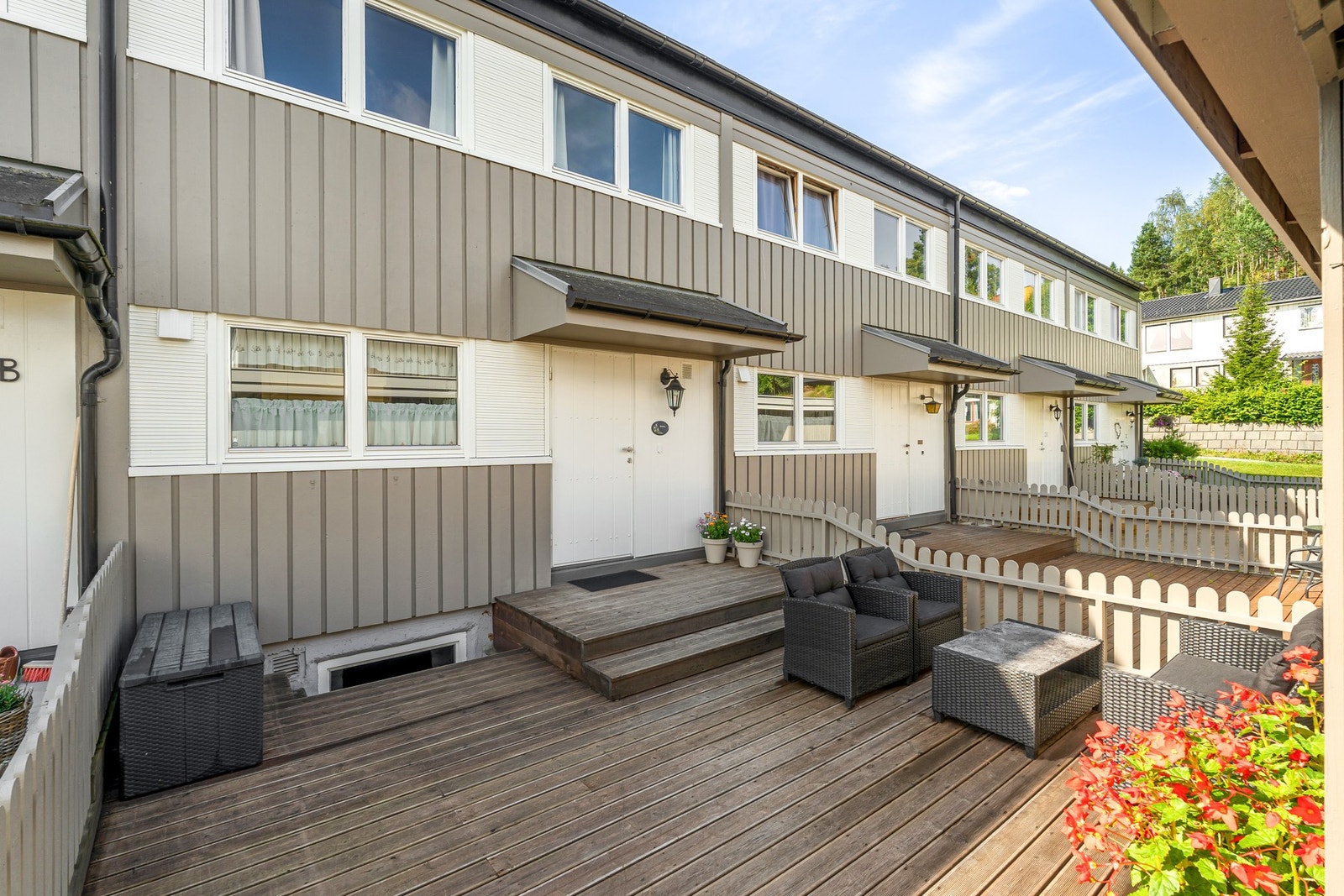 Trivelig inngangsparti med romslig terrasse og plass til å innrede med sittegrupper. Galleribilde